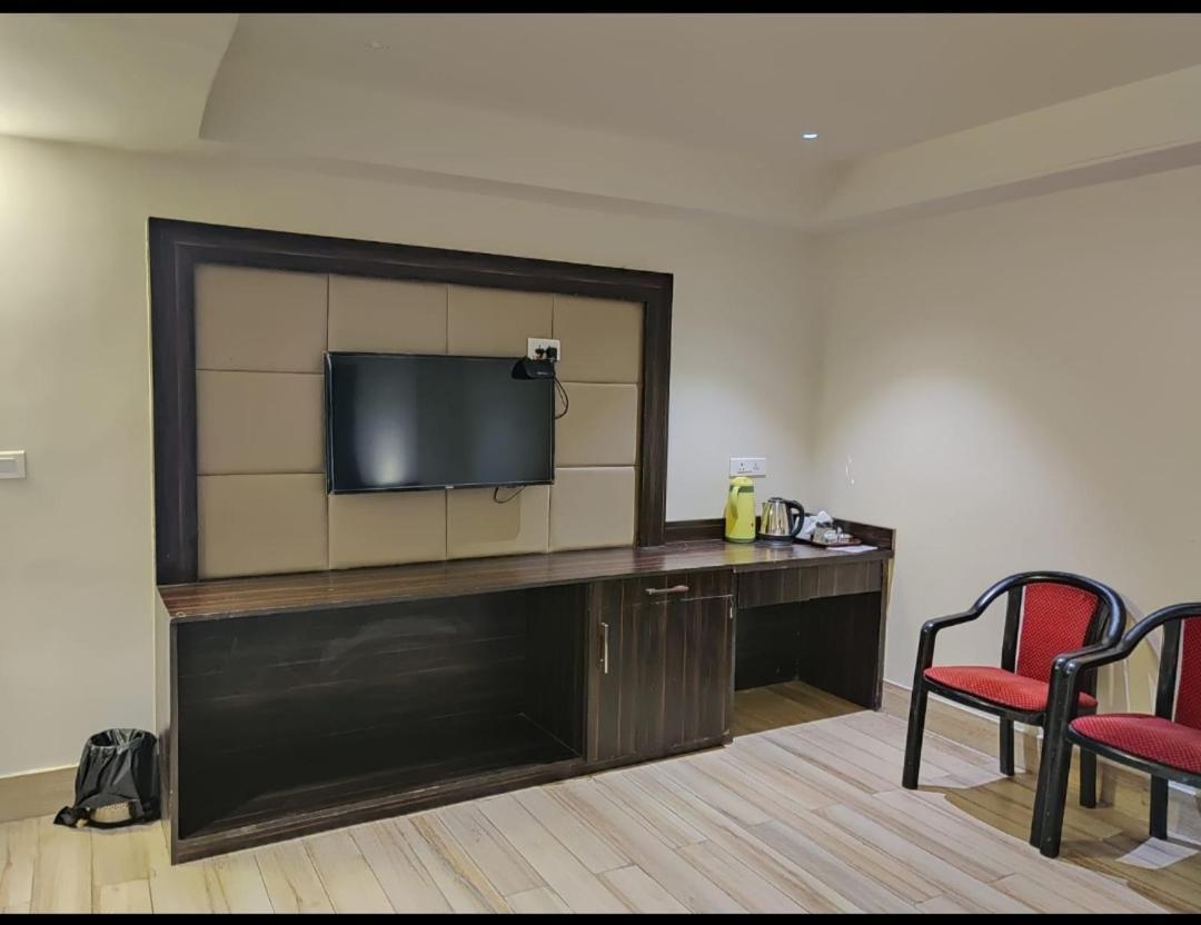 Hotel Sanjay Galaxy,Kanpur Exteriör bild