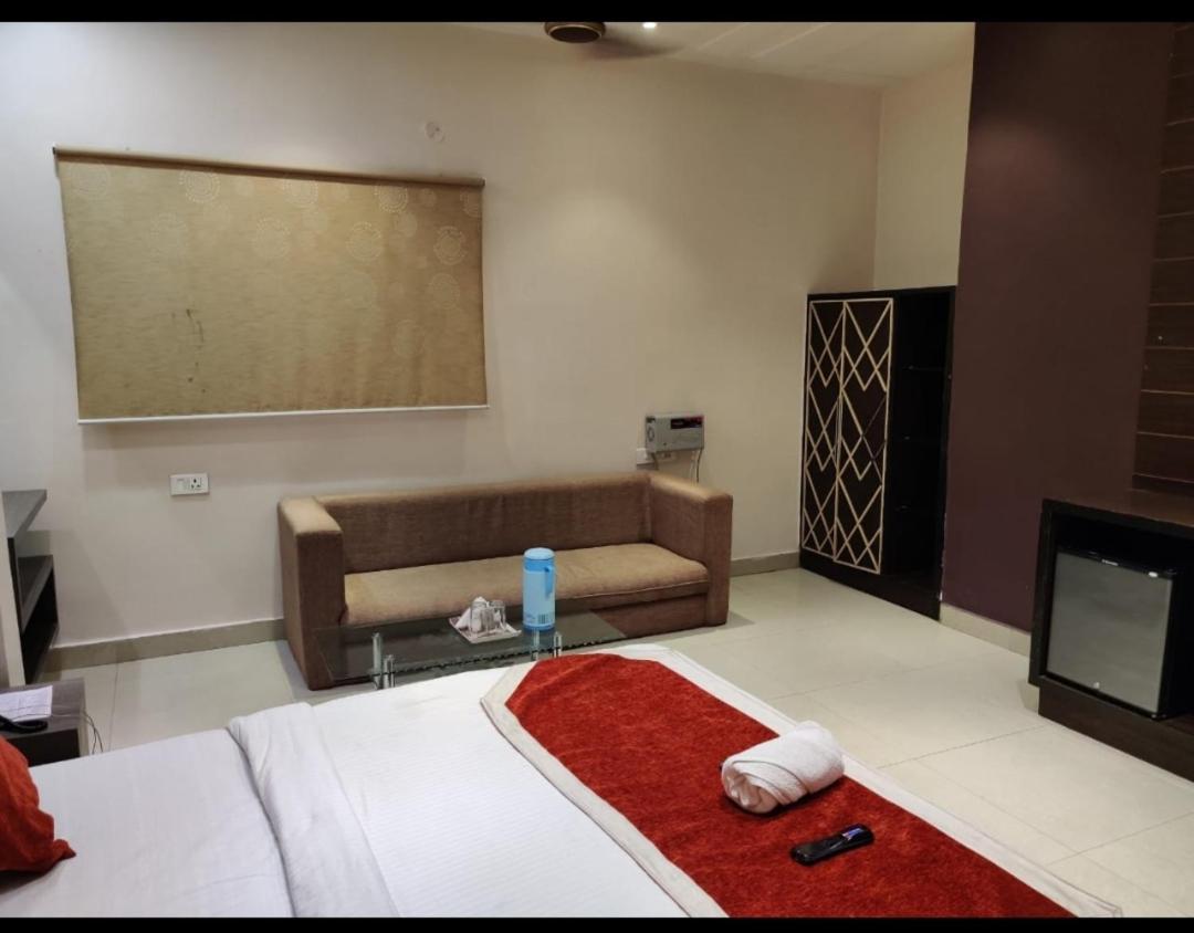 Hotel Sanjay Galaxy,Kanpur Exteriör bild